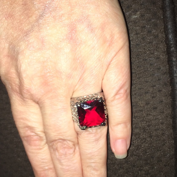 Gorgeous Vintage Style Ring - Picture 2 of 6